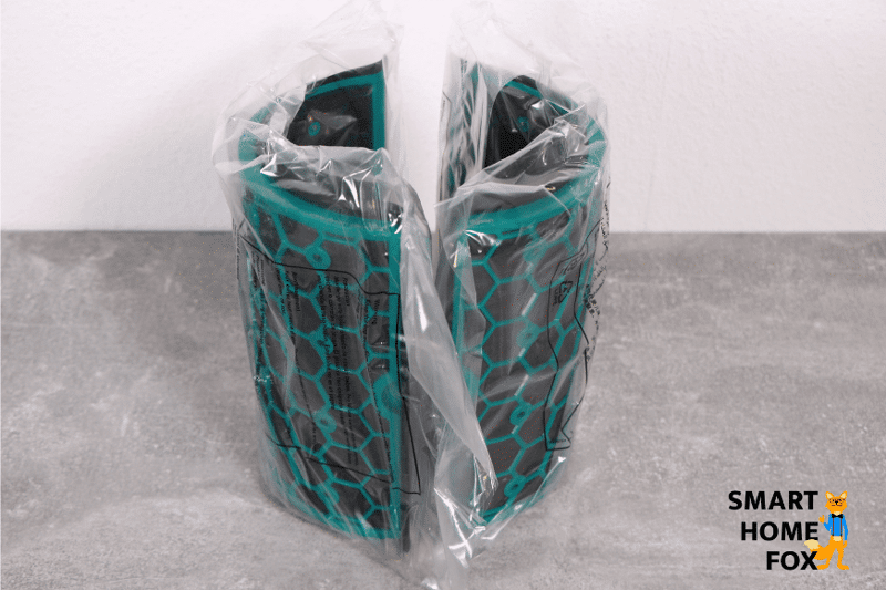 Die Runden Grünen Aktivkohlefilter Einheiten von dem Dyson Pure Hot + Cool HP04 Luftreiniger stehen sich gegenüber auf einem Tisch